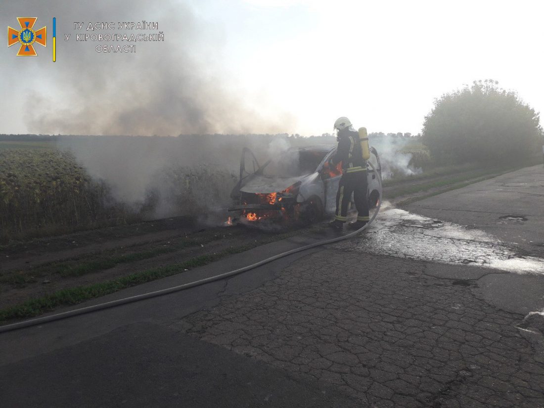 На Кіровоградщині на дорозі з різницею в пів години горіли два авто. ФОТО