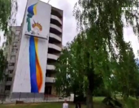На будівлі податкової служби в Кропивницькому створюють патріотичний мурал. ВІДЕО