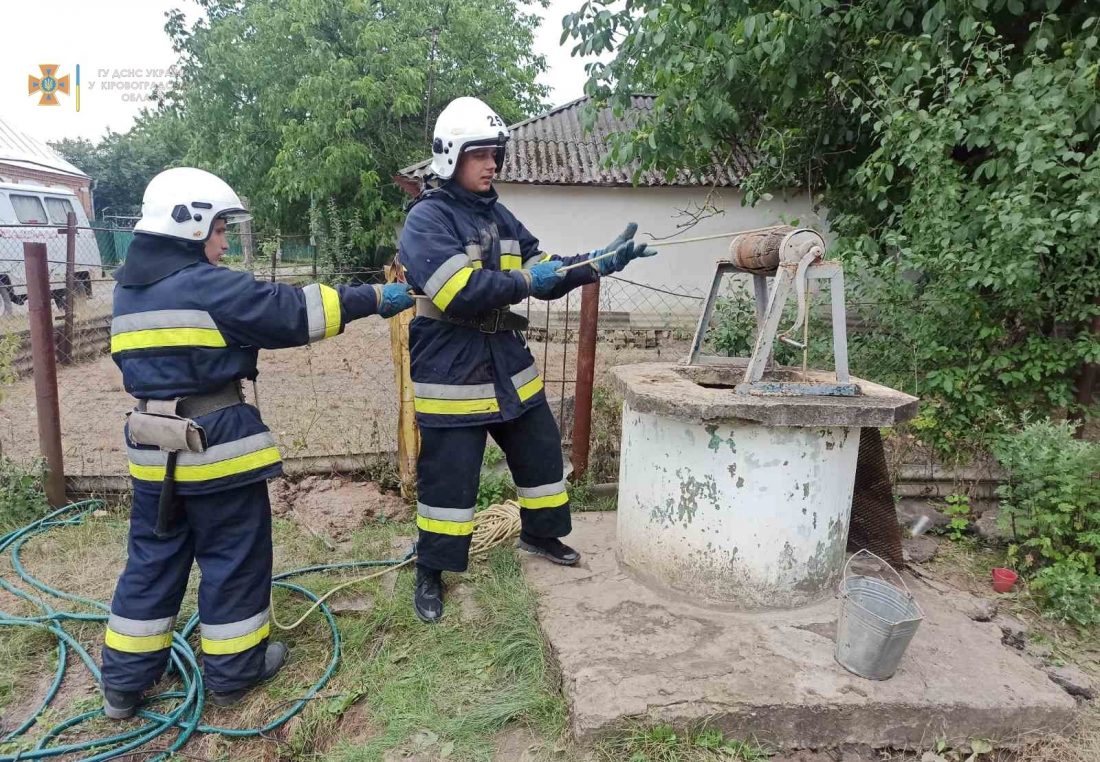 На Кіровоградщині рятувальники дістали з криниці чоловіка. ФОТО