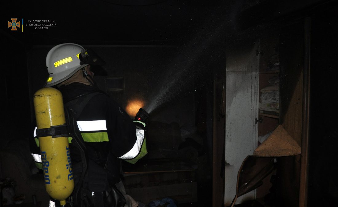 У Кропивницькому врятували жінку, яка отруїлася чадним газом під час пожежі в квартирі. ФОТО
