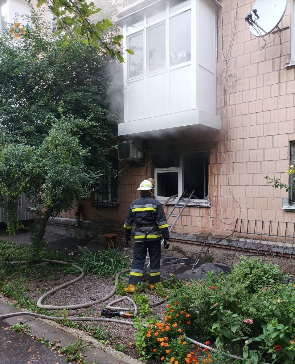 У Кропивницькому врятували жінку, яка отруїлася чадним газом під час пожежі в квартирі. ФОТО