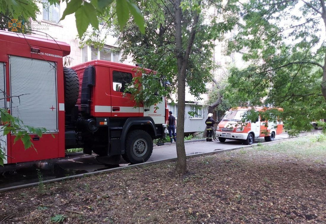 У Кропивницькому врятували жінку, яка отруїлася чадним газом під час пожежі в квартирі. ФОТО