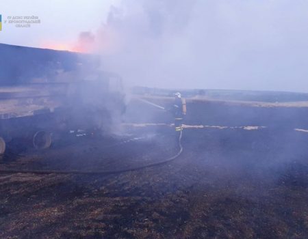 На Кіровоградщині разом зі стернею на полі  горіла й вантажівка. ФОТО