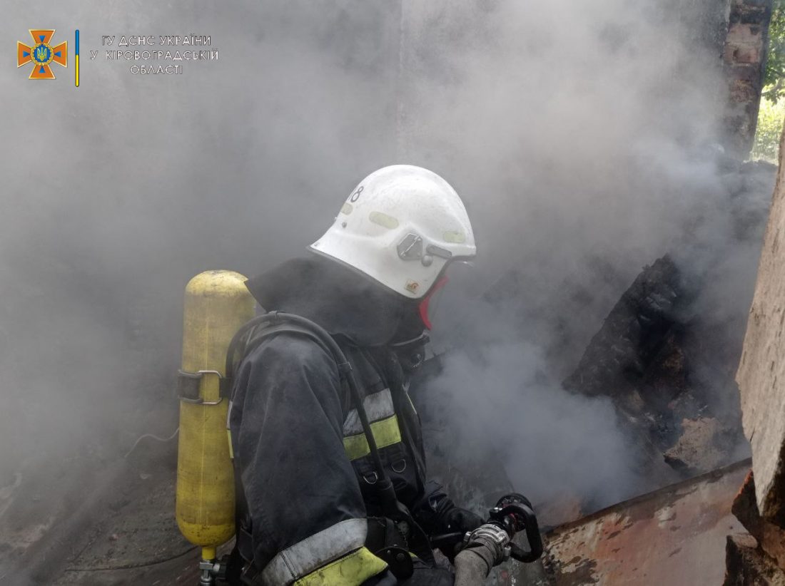 На Кіровоградщині під час пожежі будинку загинуло троє людей. ФОТО