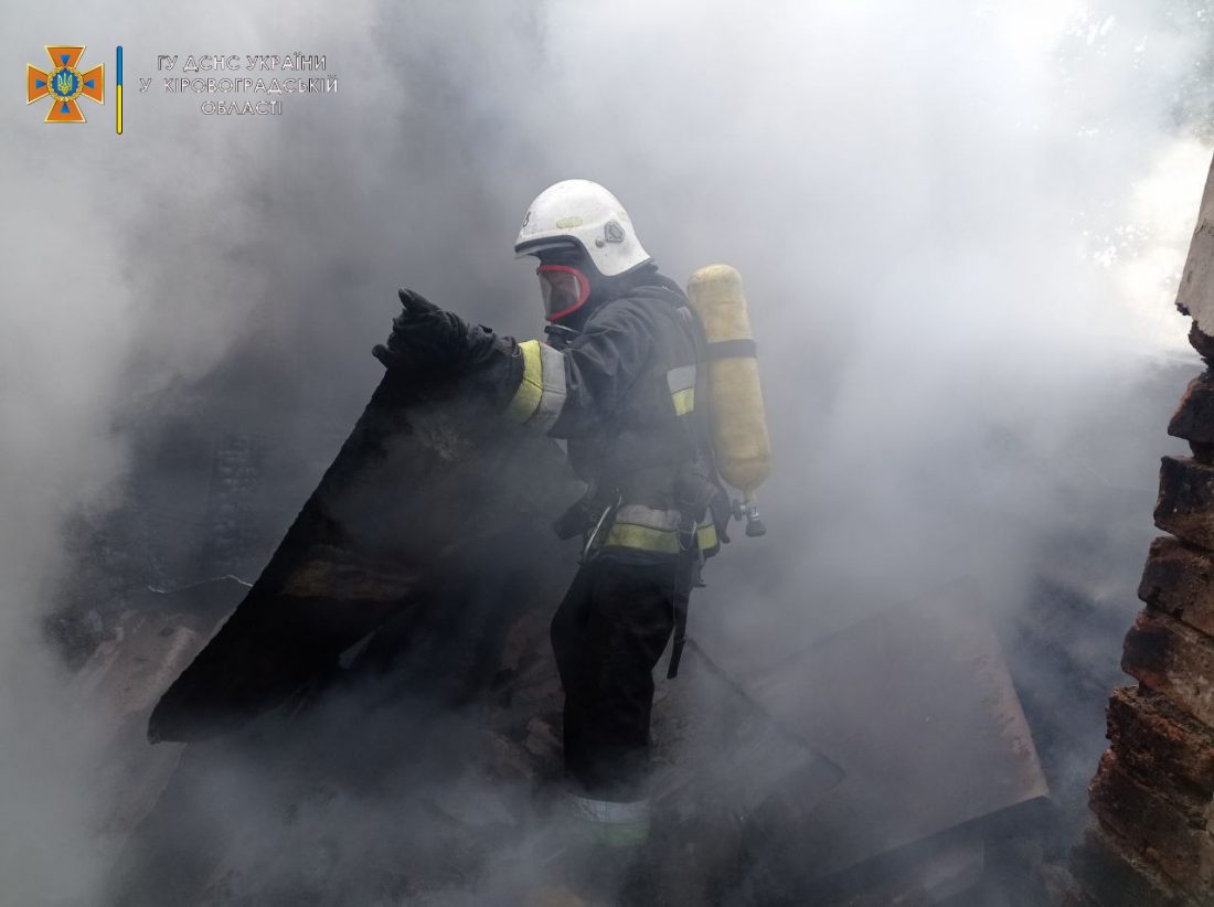 На Кіровоградщині під час пожежі будинку загинуло троє людей. ФОТО