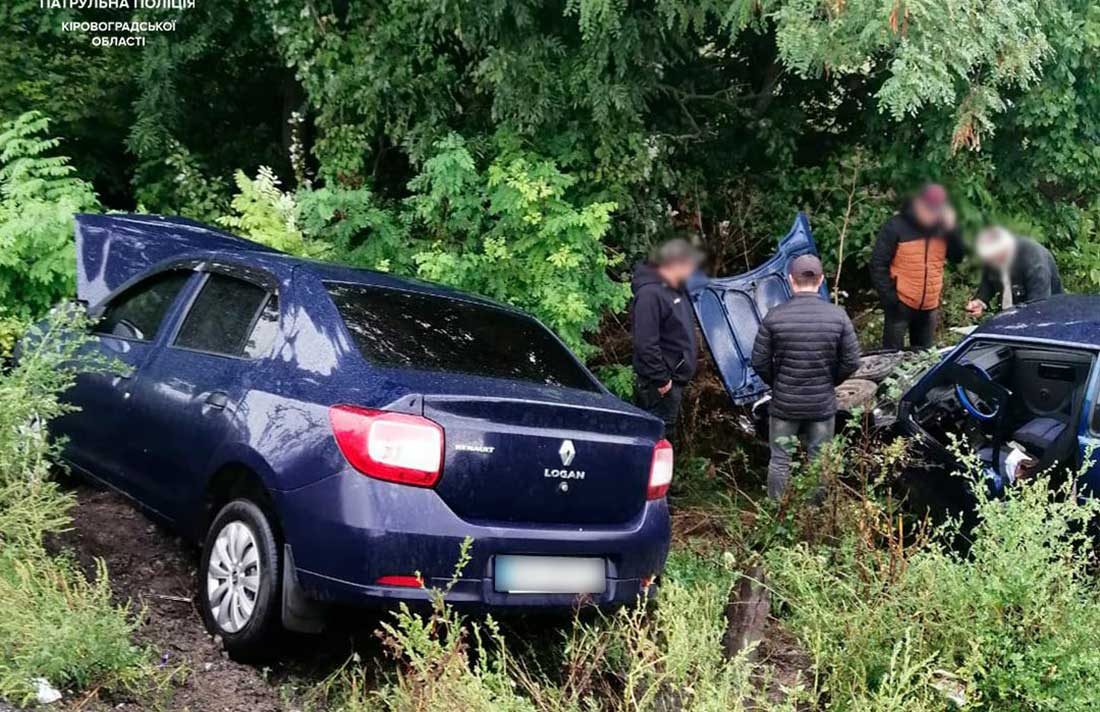 Дві автівки злетіли з дороги біля Суботців