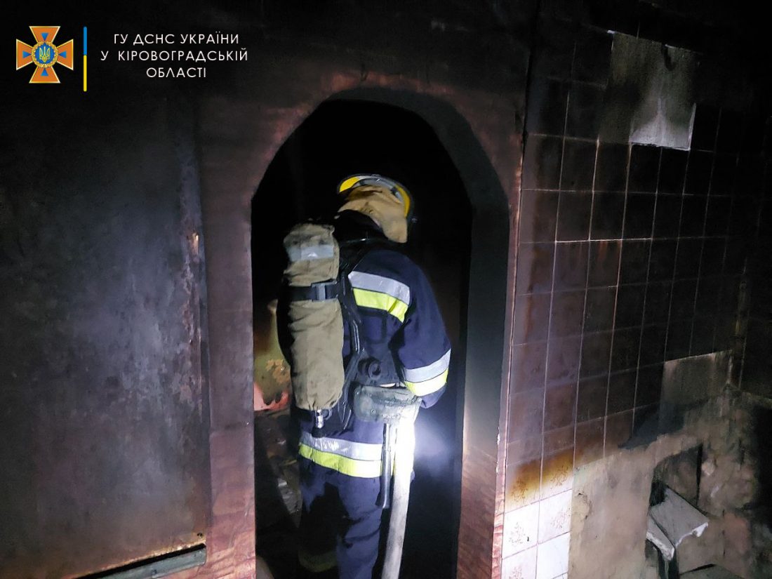  На Кіровоградщині під час пожежі врятували чоловіка. ФОТО