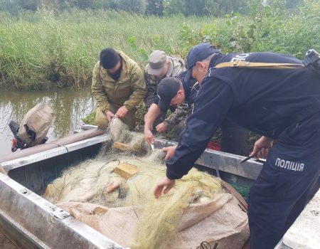 На Кіровоградщині спіймали браконьєрів, які незаконно наловили риби на пів мільйона гривень. ФОТО