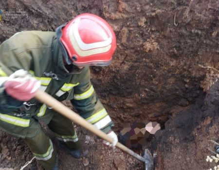 Поліція шукає винних у смерті будівельника, якого засипало землею на Кіровоградщині