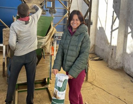 Жителька Кіровоградщини отримала грант на виготовлення наповнювача туалетів для тварин. ФОТО