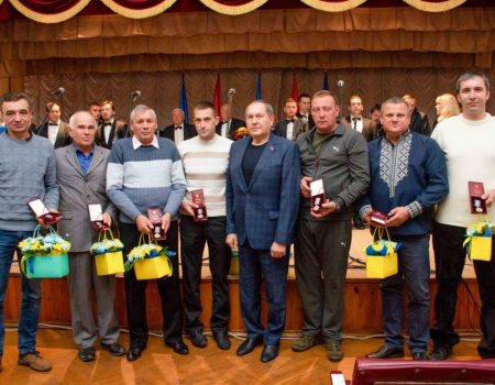 Кропивницьким водіям, які евакуйовували маріупольців, вручили ордени. ФОТО