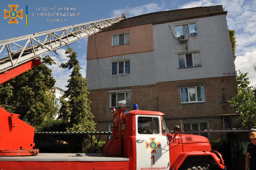 У Кропивницькому сталася пожежа на даху багатоквартирного будинку. ФОТО