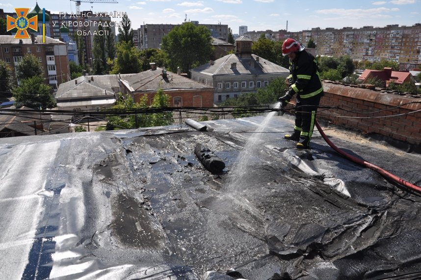 У Кропивницькому сталася пожежа на даху багатоквартирного будинку. ФОТО