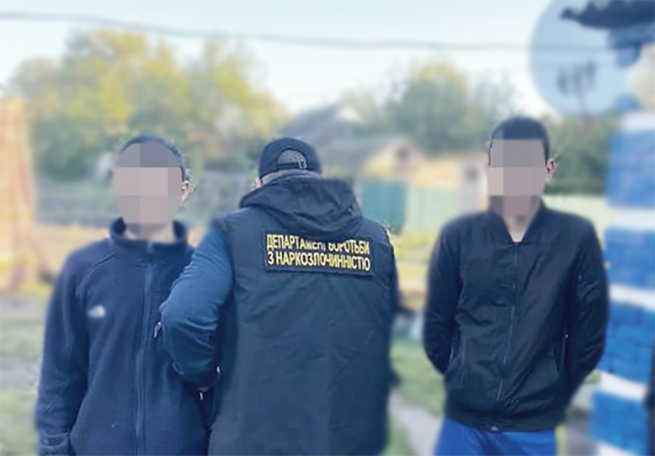 На Кіровоградщині затримали групу наркозбувачів, молодшому з яких 17 років. ФОТО