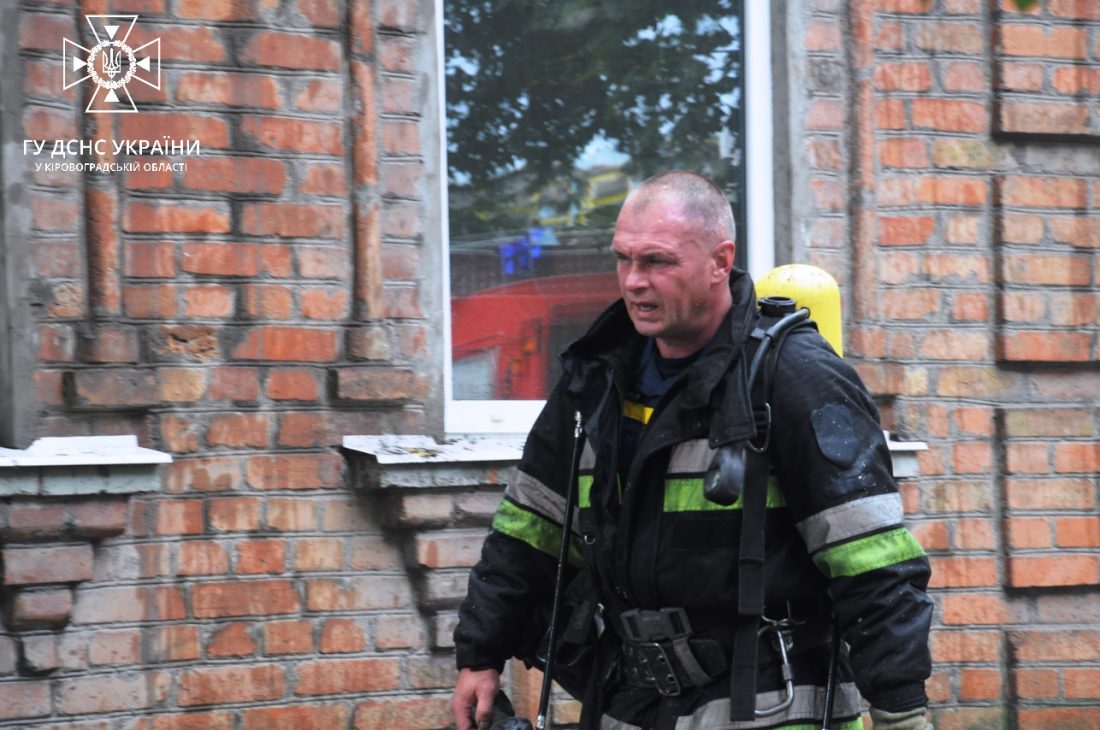 У Кропивницькому горів двоповерховий житловий будинок. ФОТО