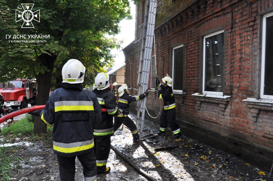 У Кропивницькому горів двоповерховий житловий будинок. ФОТО