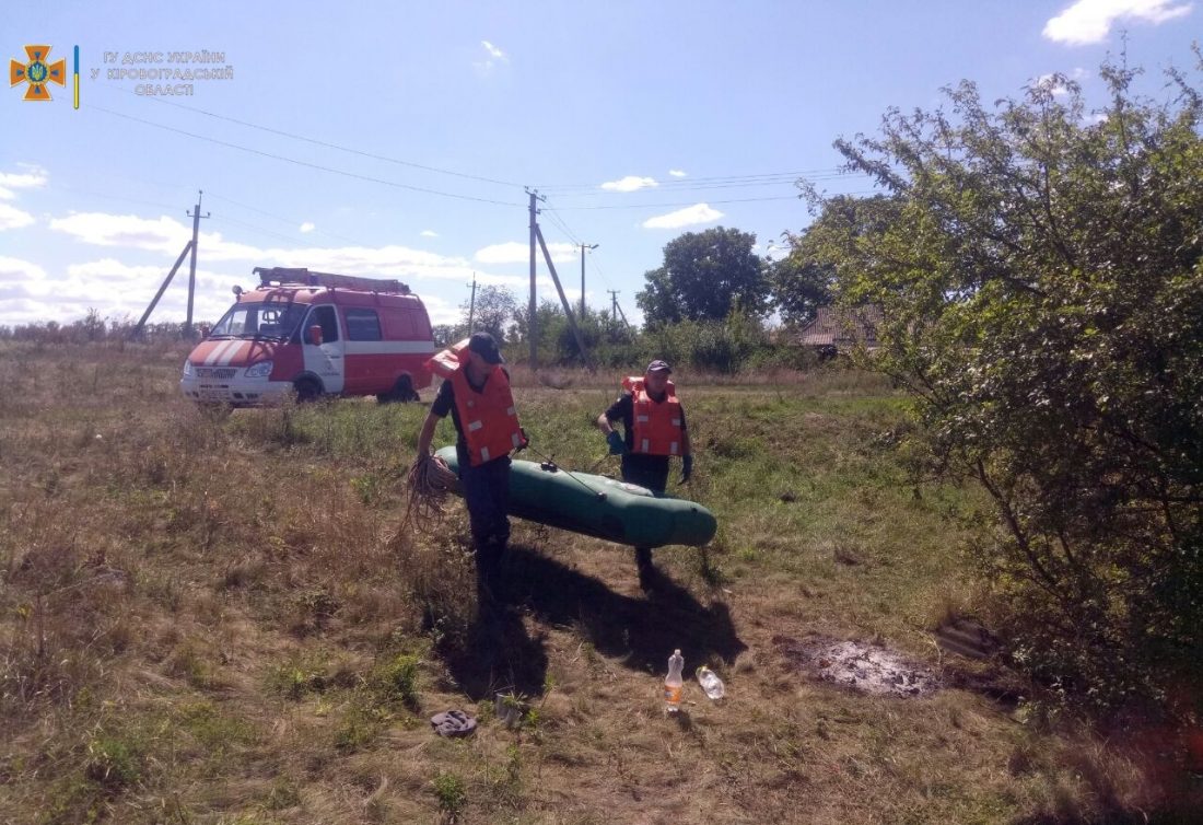 На Кіровоградщині рятувальники дістали зі ставка потопельника