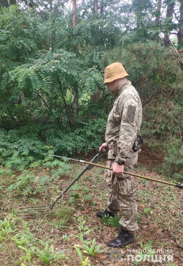 Поліцейські-вибухотехніки Кіровоградщини розміновували зону відчуження навколо ЧАЕС. ФОТО