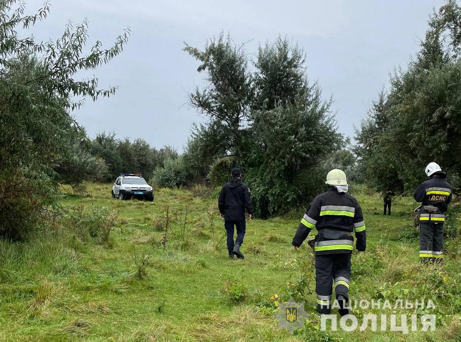 На Кіровоградщині поліцейські та рятувальники цілу ніч шукали літню жінку, яка загубилася в лісі. ФОТО