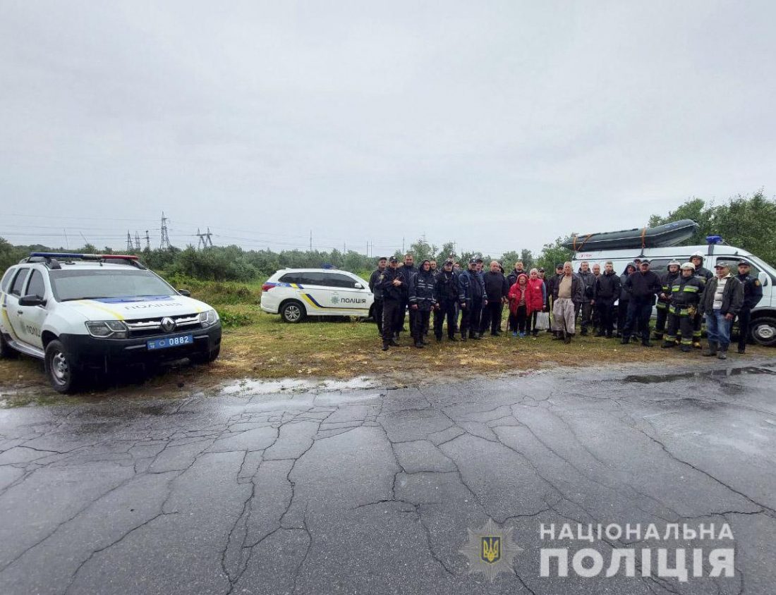 На Кіровоградщині поліцейські та рятувальники цілу ніч шукали літню жінку, яка загубилася в лісі. ФОТО