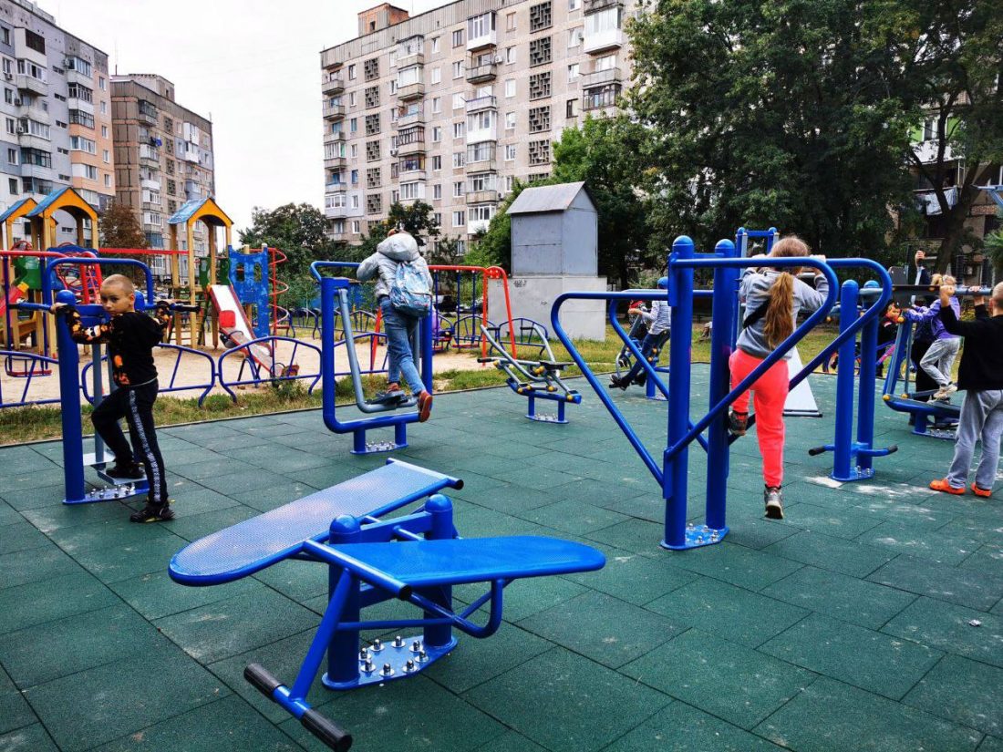 В Олександрії на Кіровоградщині за підтримки USAID встановили вуличні тренажери. ФОТО