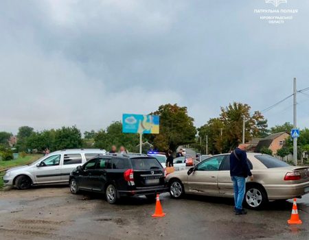 У Кропивницькому сталася ДТП за участі трьох авто. ФОТО