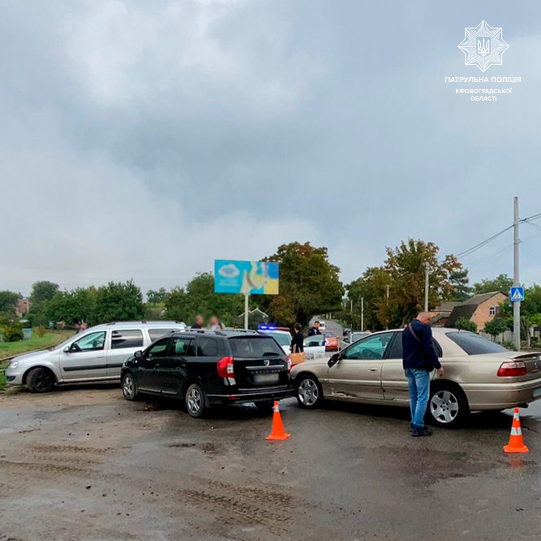 У Кропивницькому сталася ДТП за участі трьох авто. ФОТО