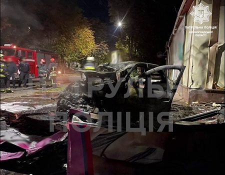 У Кропивницькому автівка в’їхала в магазин і спалахнула, водія врятував патрульний. ВІДЕО