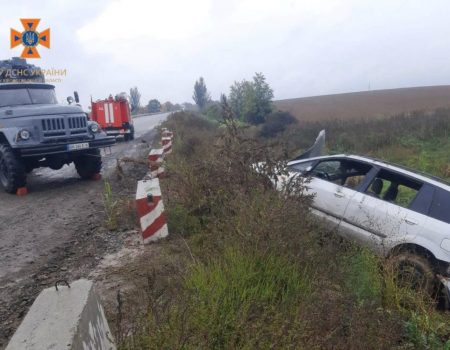 На Кіровоградщині вчора одна автівка злетіла в кювет, інша – в ставок. Є постраждала. ФОТО