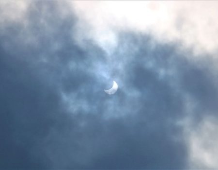 Попри хмарне небо, в Кропивницькому можна було побачити часткове сонячне затемнення. ФОТОФАКТ