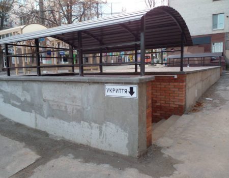 У Кропивницькому з’явилась перша зупинка з укриттям. ФОТО