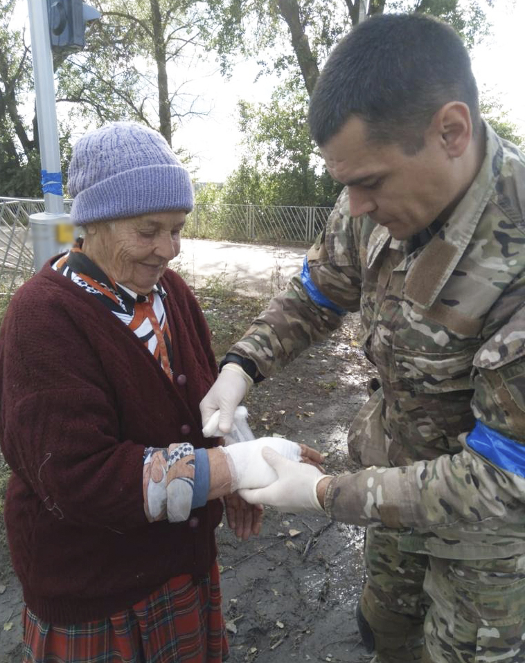 Міністр внутрішніх справ нагородив вибухотехніка з Кіровоградщини за розмінування Харківщини. ФОТО