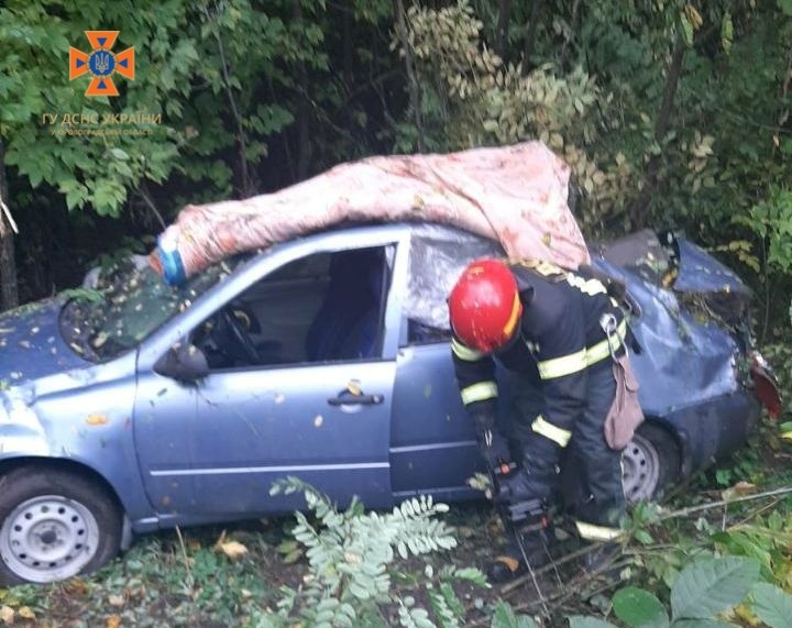 На Кіровоградщині вчора одна автівка злетіла в кювет, інша &#8211; в ставок. Є постраждала. ФОТО