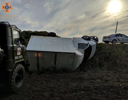 На Кіровоградщині дві автівки злетіли в кювет. ФОТО