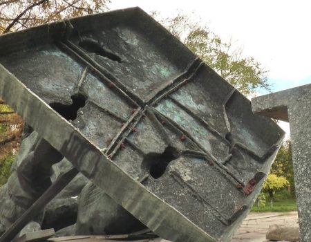 У Кропивницькому впав пам’ятник, що підлягав декомунізації. ФОТО