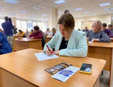 До написання Всеукраїнського диктанту долучилися військові, посадовці і громадськість. ФОТО