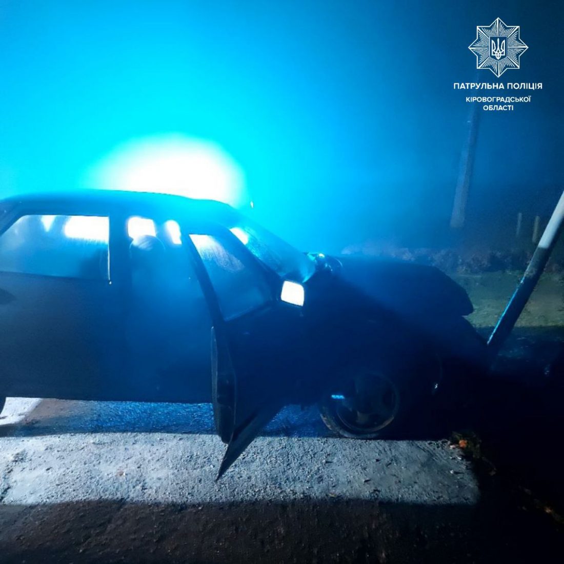 У Кропивницькому водій збив світлофор у центрі міста. ФОТО