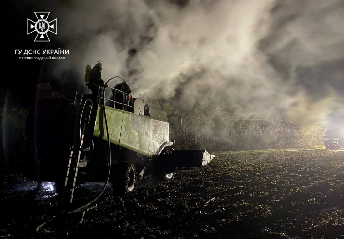 На Кіровоградщині в полі загорівся комбайн. ФОТО