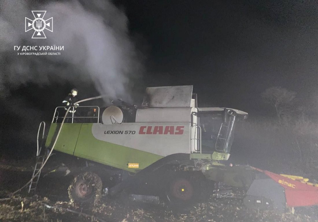 На Кіровоградщині в полі загорівся комбайн. ФОТО