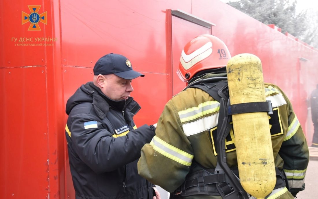 Рятувальники Кіровоградщини тренуються у мобільній теплодимокамері нового зразка. ФОТО