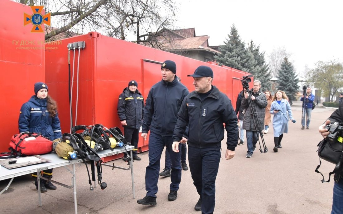 Рятувальники Кіровоградщини тренуються у мобільній теплодимокамері нового зразка. ФОТО
