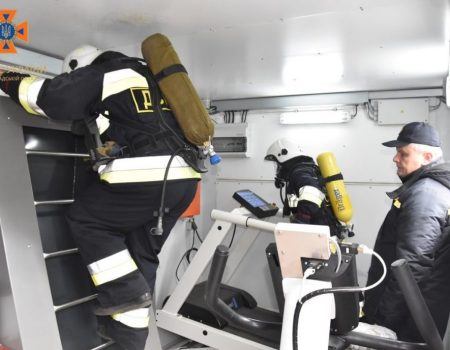 Рятувальники Кіровоградщини тренуються у мобільній теплодимокамері нового зразка. ФОТО