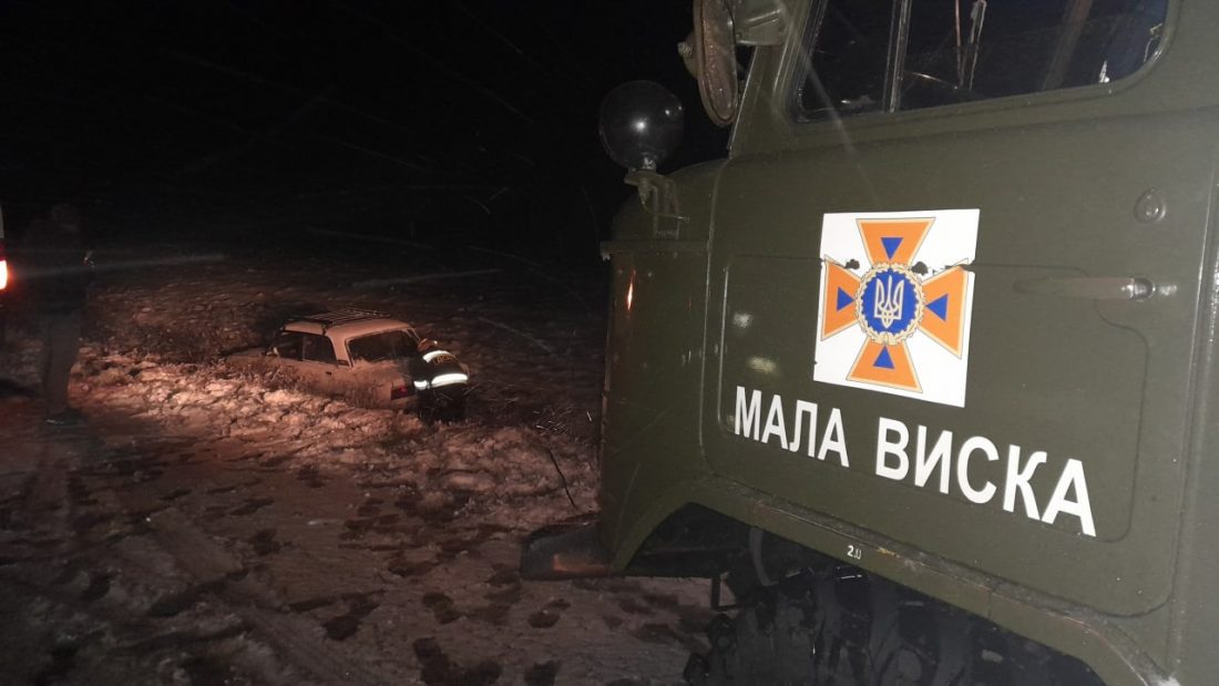 Рятувальники Кіровоградщини відбуксирували 7 авто з ускладнених через сніг ділянок доріг. ФОТО