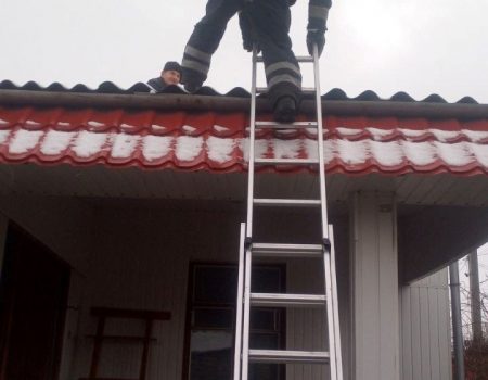 На Кіровоградщині рятувальники зняли чоловіка з даху. ФОТО
