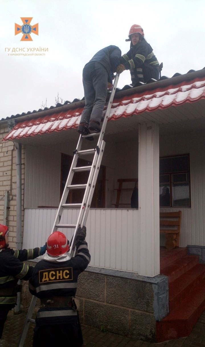 На Кіровоградщині рятувальники зняли чоловіка з даху. ФОТО