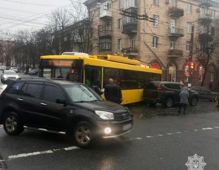 У Кропивницькому водій тролейбуса спричинив ДТП. ФОТО