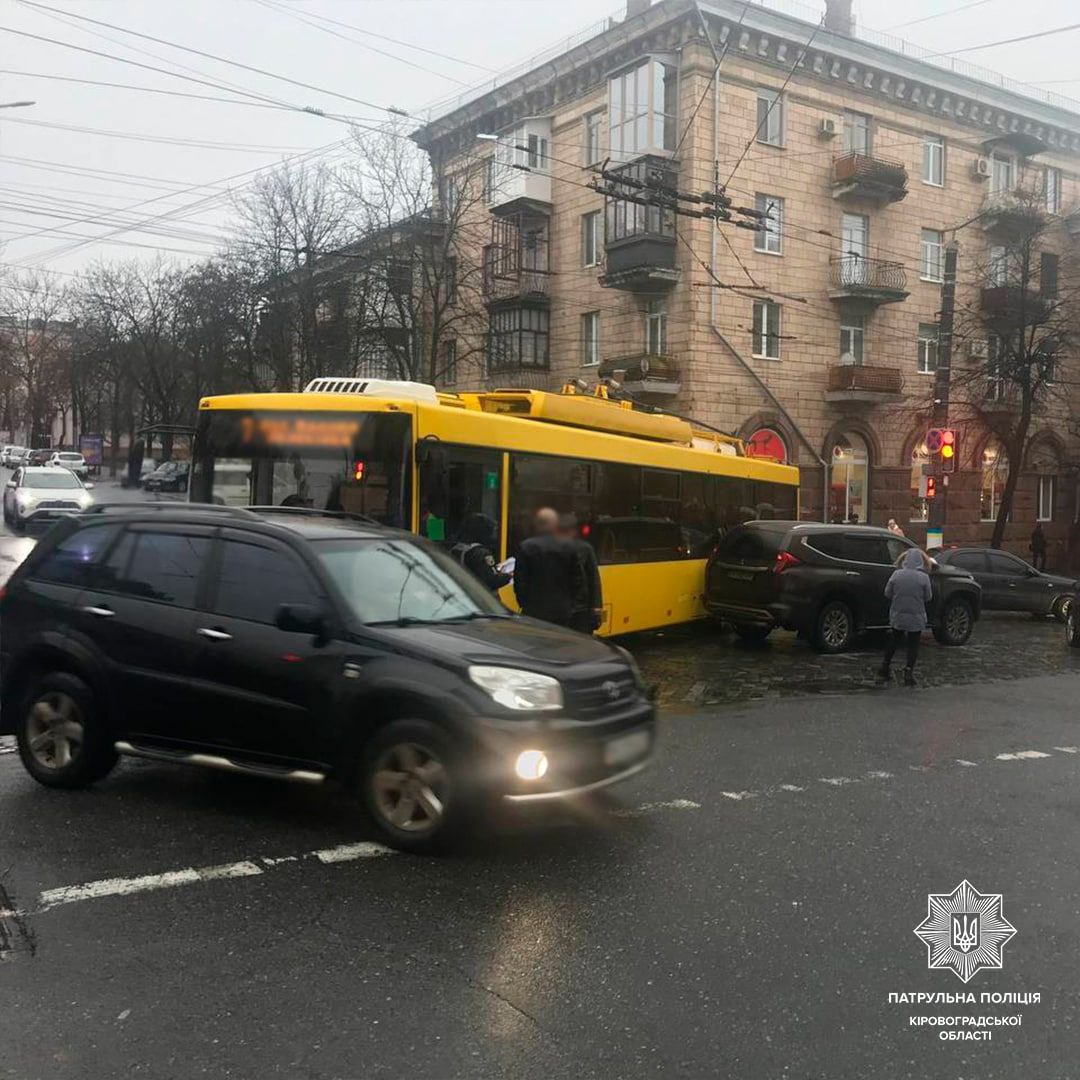 У Кропивницькому водій тролейбуса спричинив ДТП. ФОТО