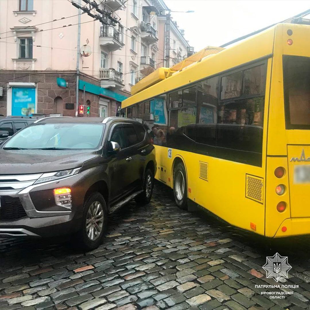 У Кропивницькому водій тролейбуса спричинив ДТП. ФОТО