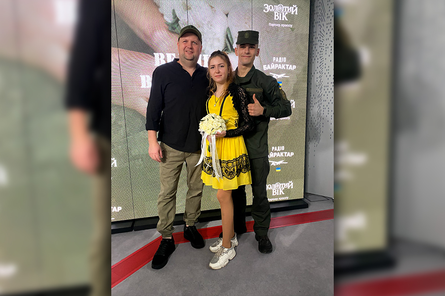 Нацгвардієць з Кропивницького з коханою дівчиною обмінялися обручками в ефірі радіо. ФОТО