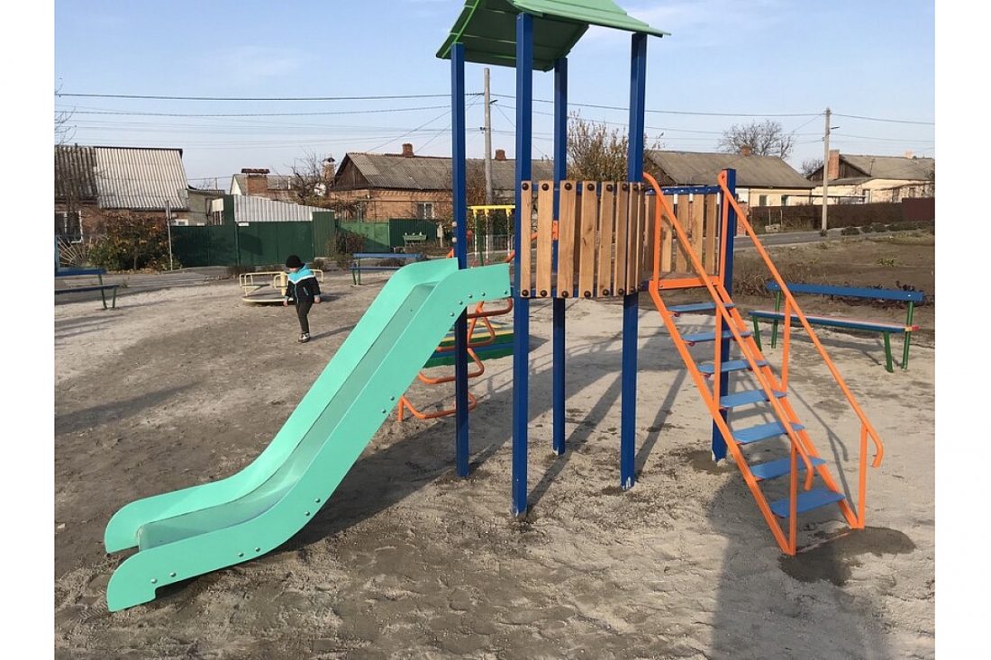 У Кропивницькому встановили новий дитячий майданчик. ФОТО